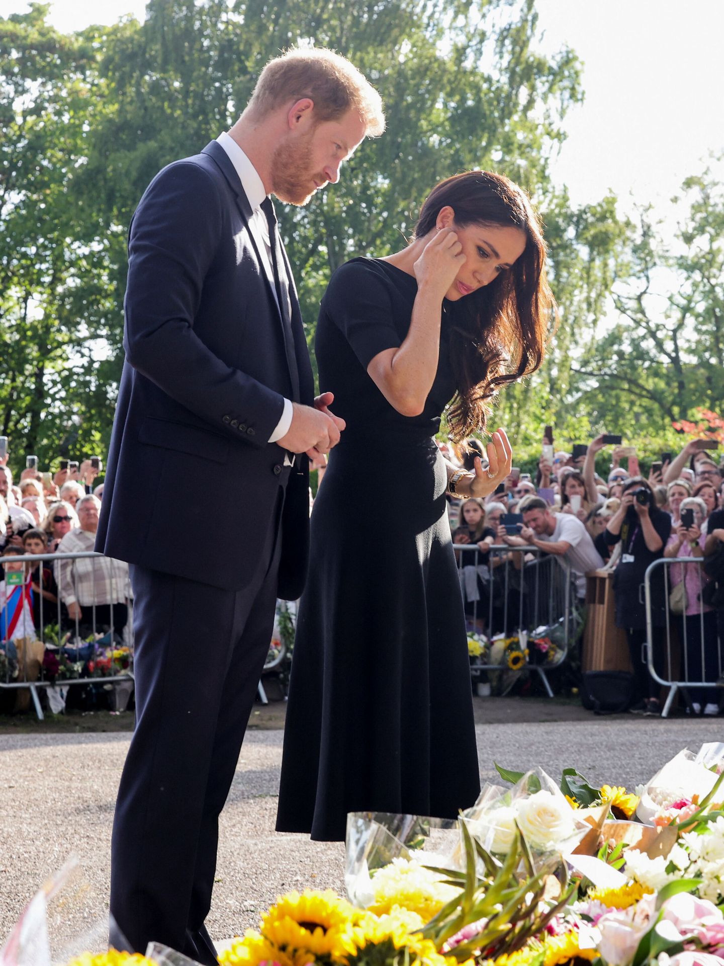 Meghan y Harry, el pasado sábado, observando los tributos de los ciudadanos en Windsor. (Reuters)