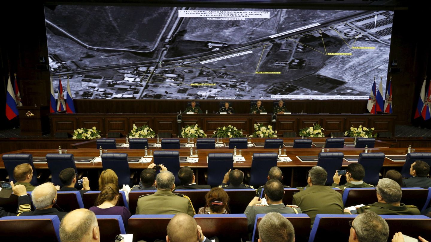 Oficiales del Ministerio de Defensa ruso durante una reunión informativa sobre la intervención en Siria (Reuters).