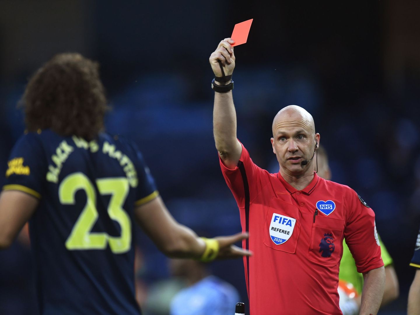 David Luiz ve la tarjeta roja que le muestra Anthony Taylor, árbitro del Manchester City-Arsenal. (REUTERS)