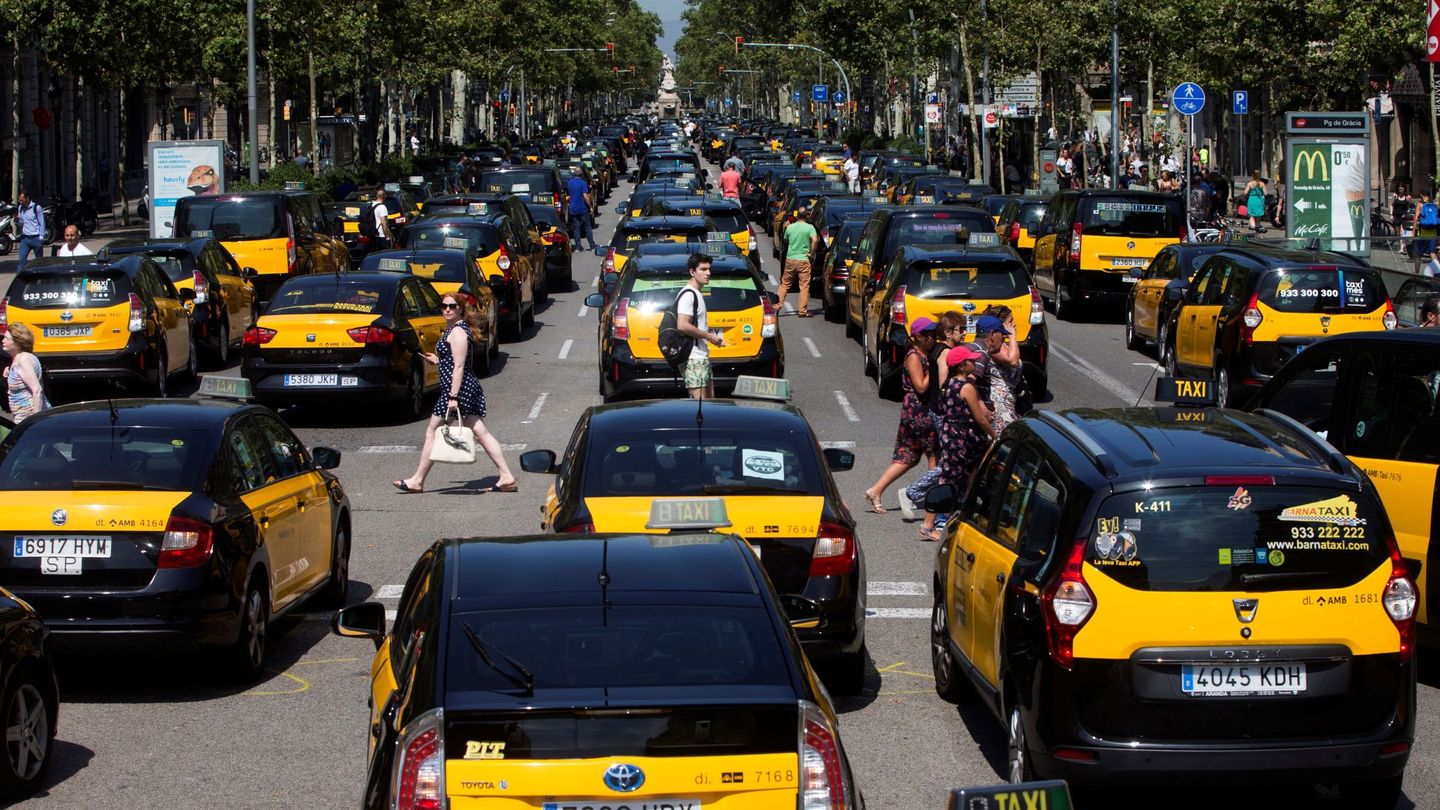 Los taxistas de Barcelona colapsan el centro de la ciudad el pasado julio. (EFE)