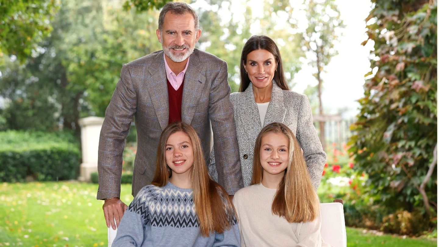 Felicitación navideña de los reyes de España junto a sus hijas. (EFE/Casa De SM. el Rey)