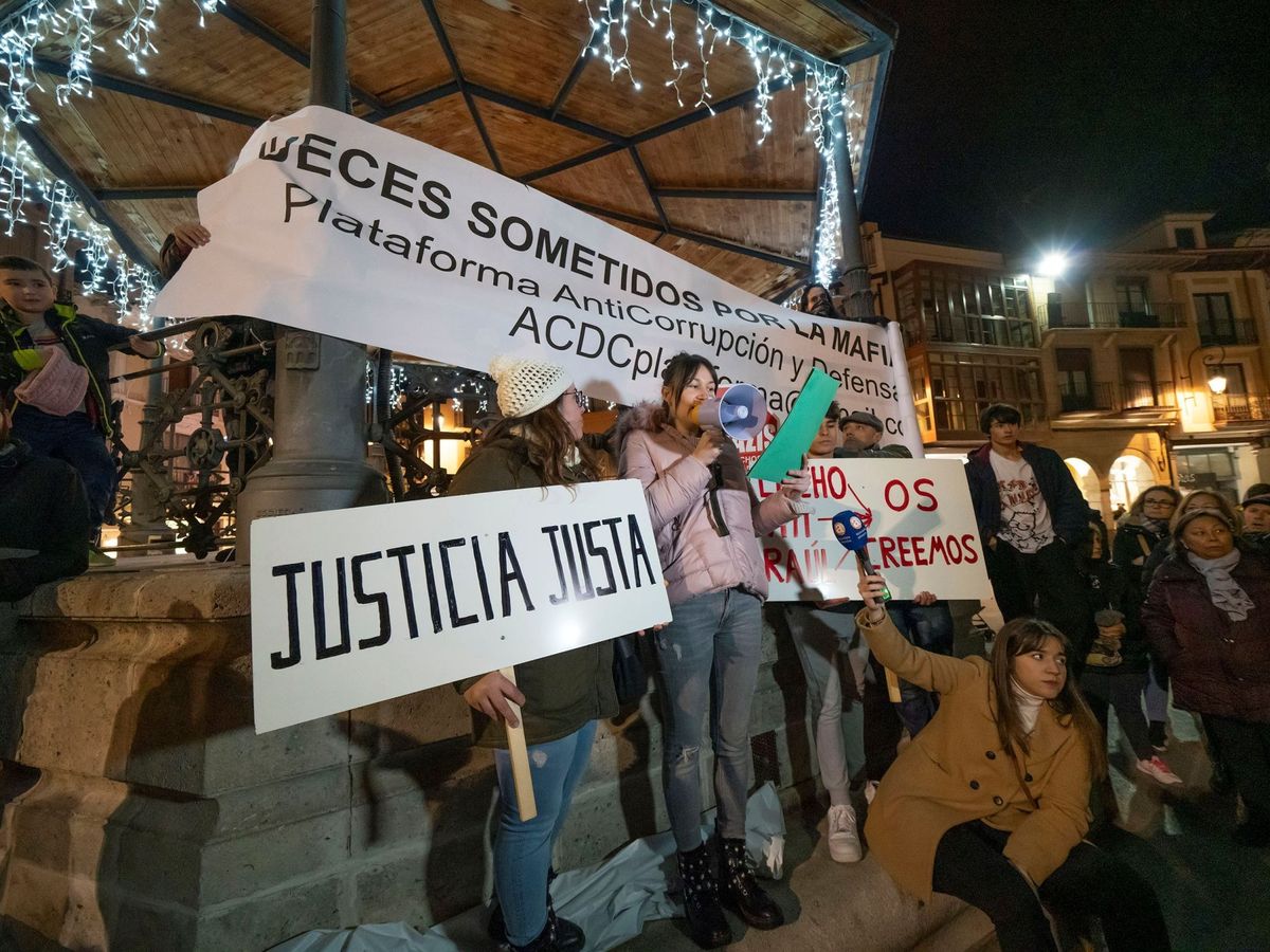 Foto: Manifestación de apoyo a exfutbolistas condenados en 'Caso Arandina'. (EFE)