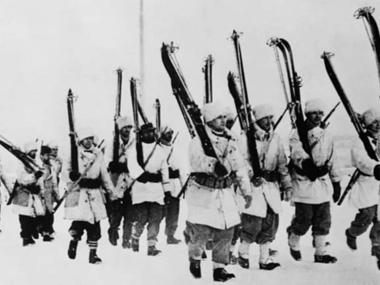 Soldados finlandeses con sus esquíes durante la Guerra de Invierno (1939-40) (Cedida)