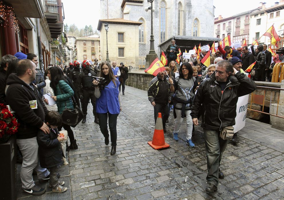 Foto: Expedición de las víctimas del terrorismo por cinco municipios del País Vasco el pasado 28 de diciembre (EFE)