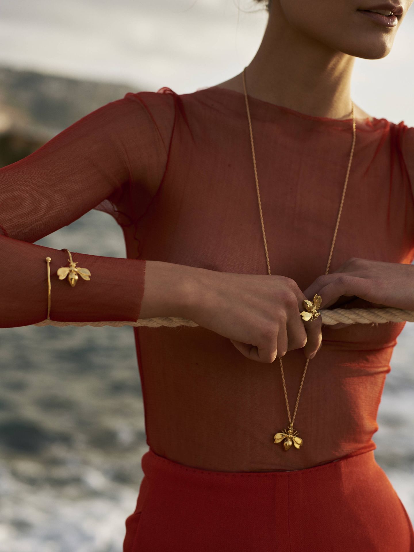 Pendientes, anillos y brazaletes XL. Así son las joyas de Helena Nicolau. (Cortesía)