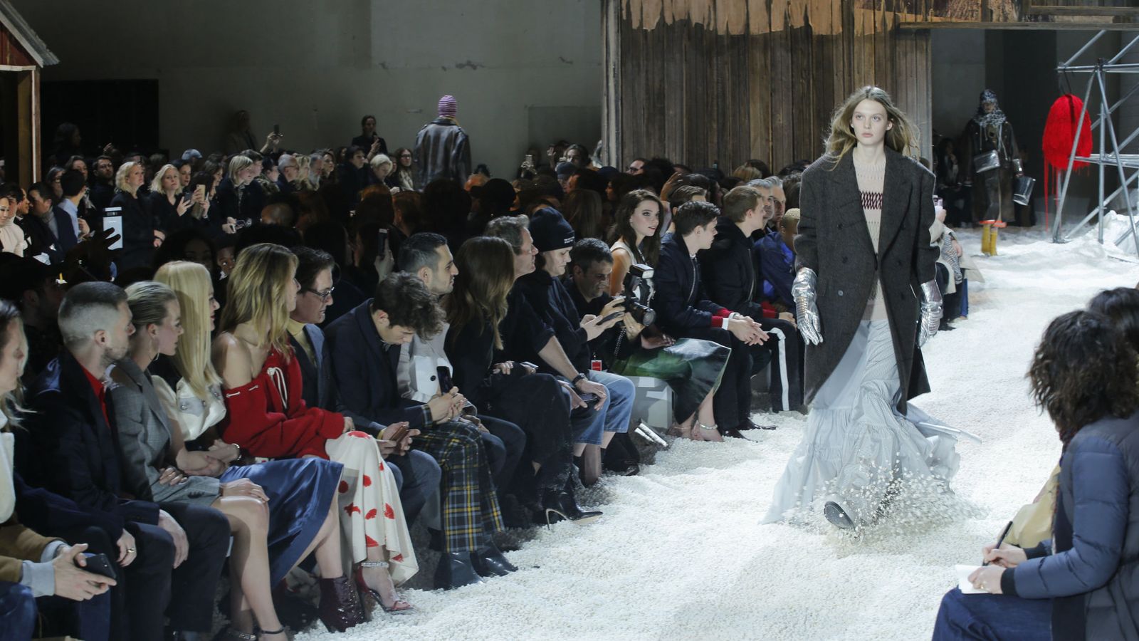 Una modelo presenta una creación de la firma Calvin Klein durante un desfile para la Semana de la Moda de Nueva York. (EFE/Kena Betancur)