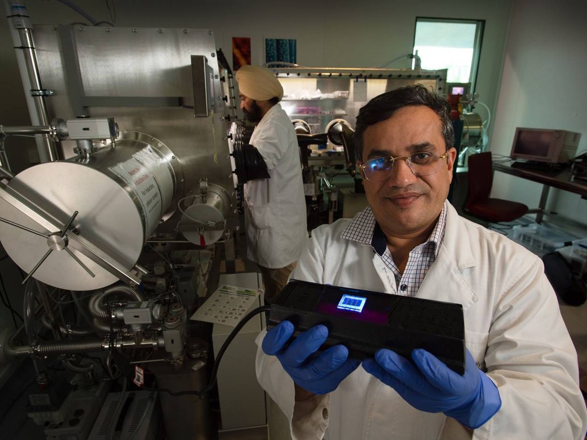 Foto: Los investigadores Prashant Sonar y Amandeep Singh Pannu con su dispositivo de nanopuntos  Foto: Universidad Tecnológica de Queensland