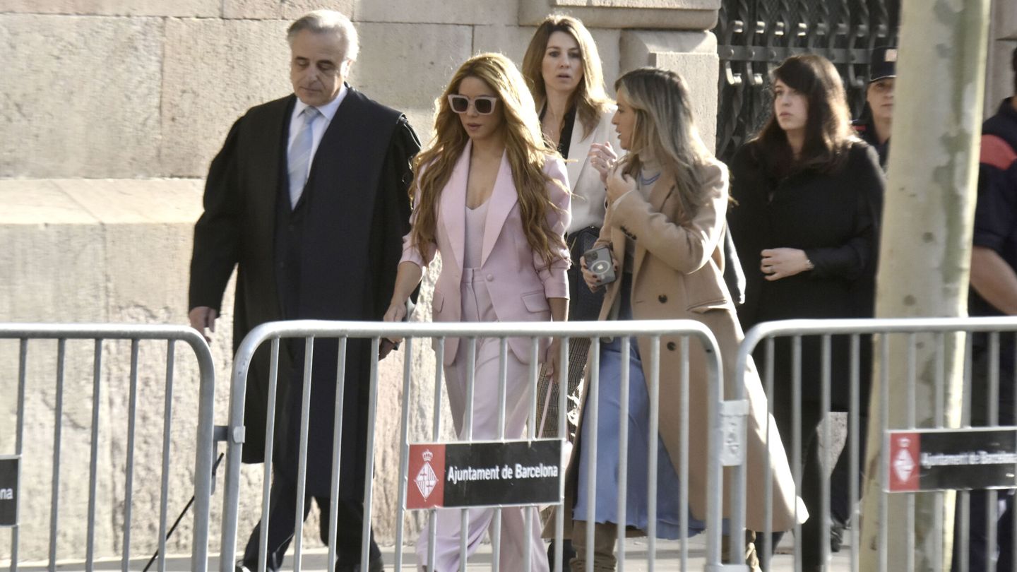 La cantante Shakira junto a sus abogados, Pau Molins, y Miriam Company, a su llegada a la Audiencia Nacional el día que comienza su juicio contra Hacienda. (Europa Press/David Oller)