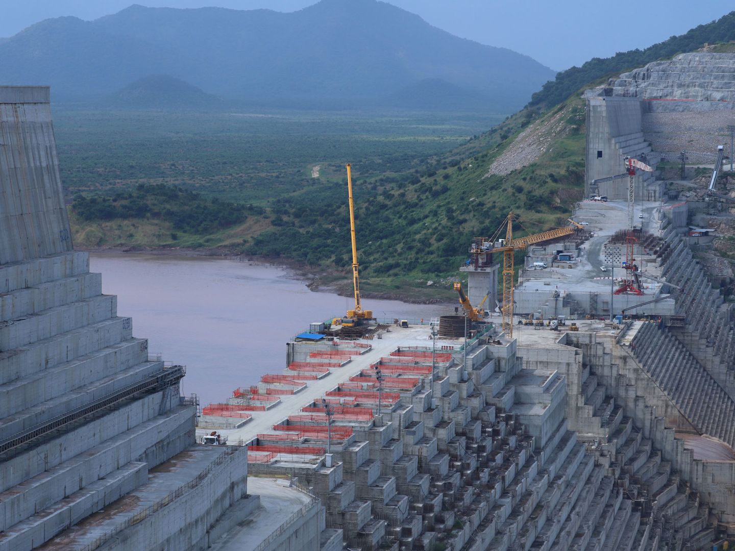 Así es la monumental construcción para contener el agua del Nilo. (Reuters)