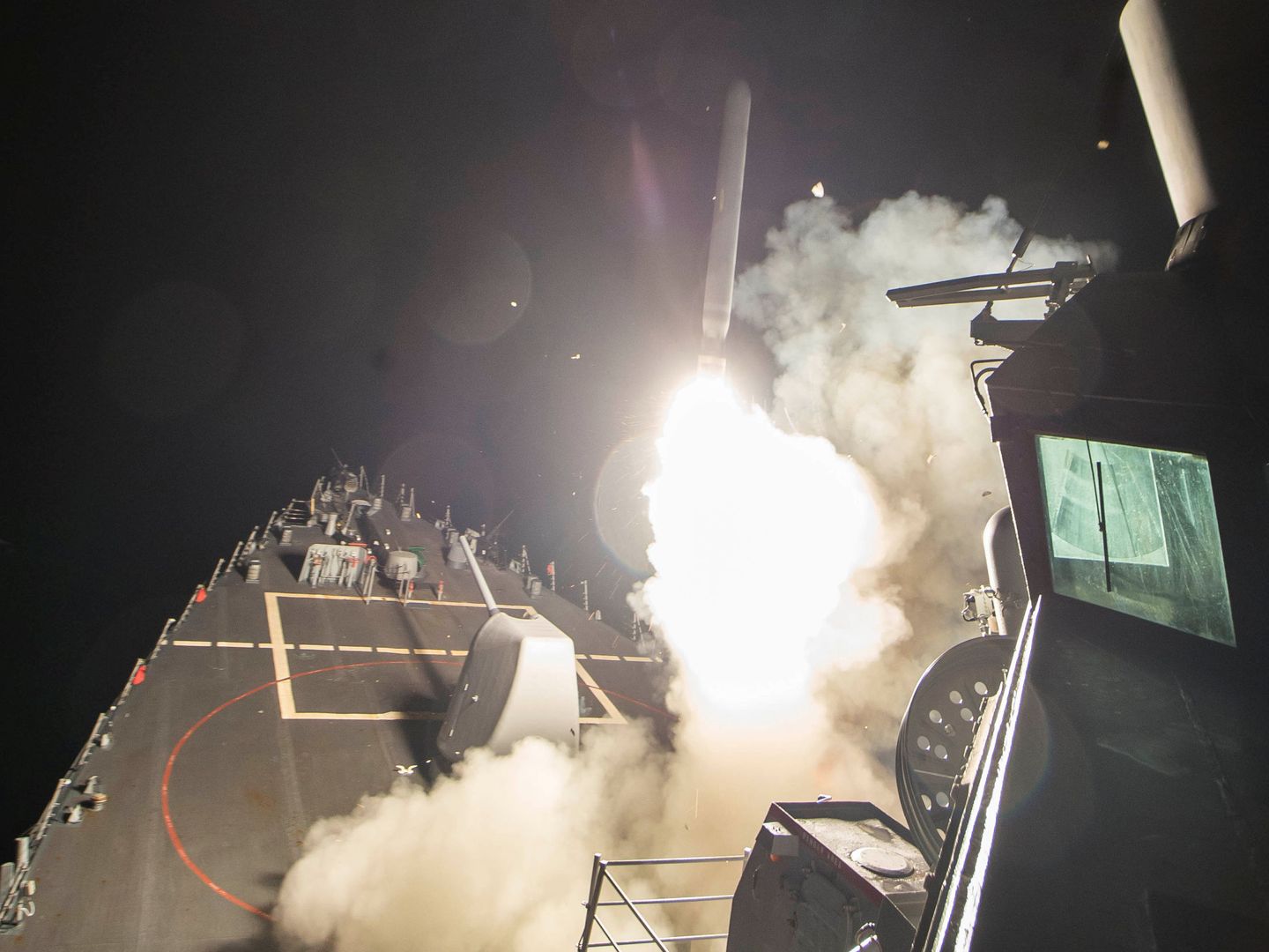 Lanzamiento de un misil Tomahawk desde un destructor estadounidense contra la base aérea siria de Sharyat, en abril de 2017. (Reuters)