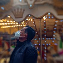 Foto: Un hombre con mascarilla junto a un tiovivo en Toledo. (EFE/Ángeles Visdómine)