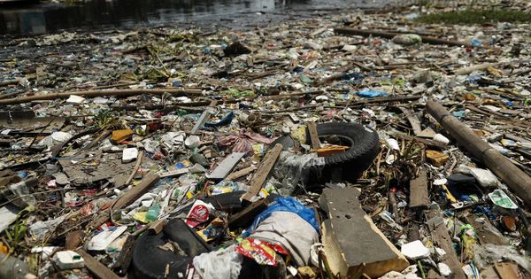 Foto: El ambicioso plan para acabar con la 'isla de basura', la nación de plástico del mar. (EFE)