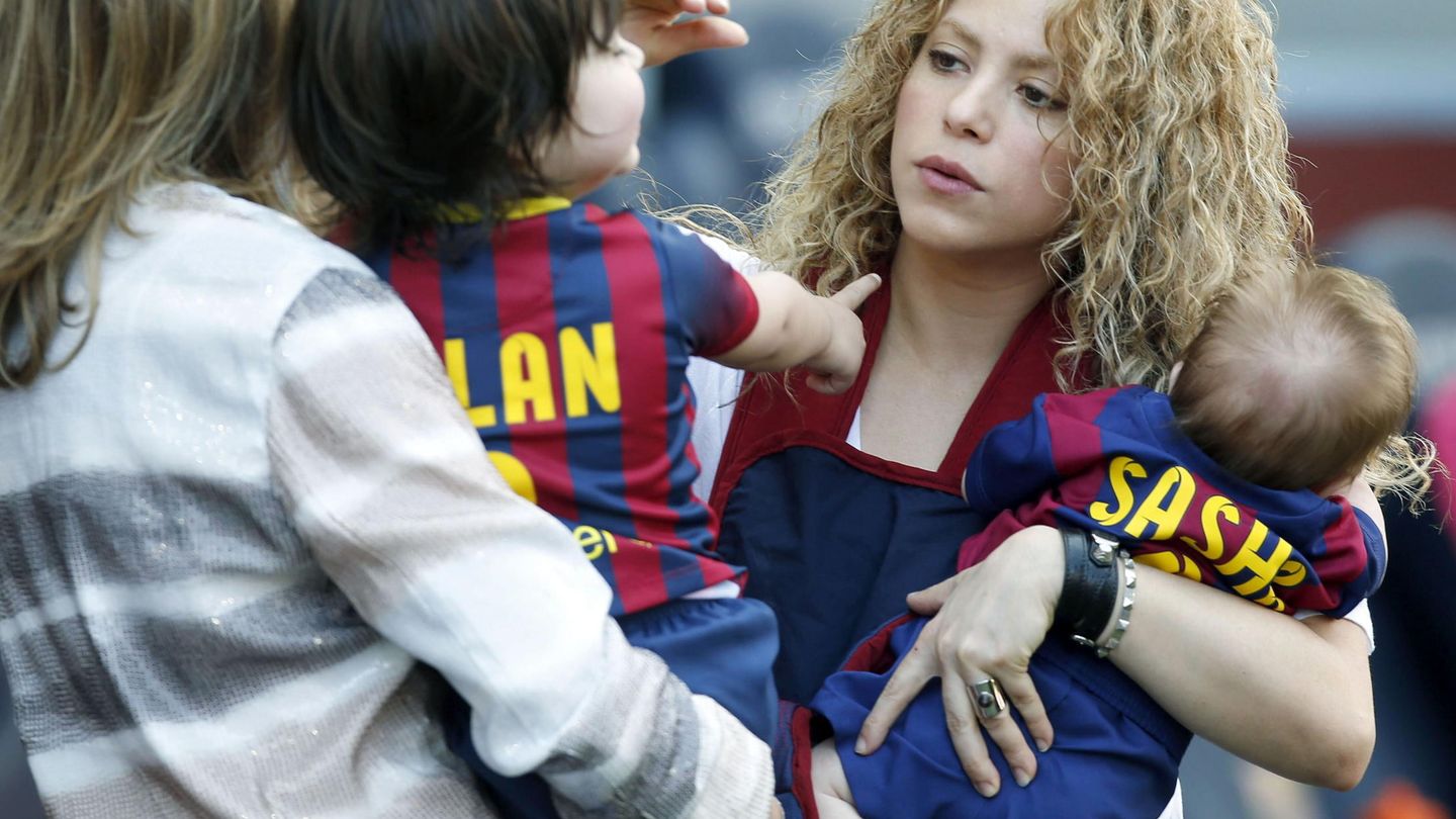Shakira con sus dos hijos en el Camp Nou. (EFE)