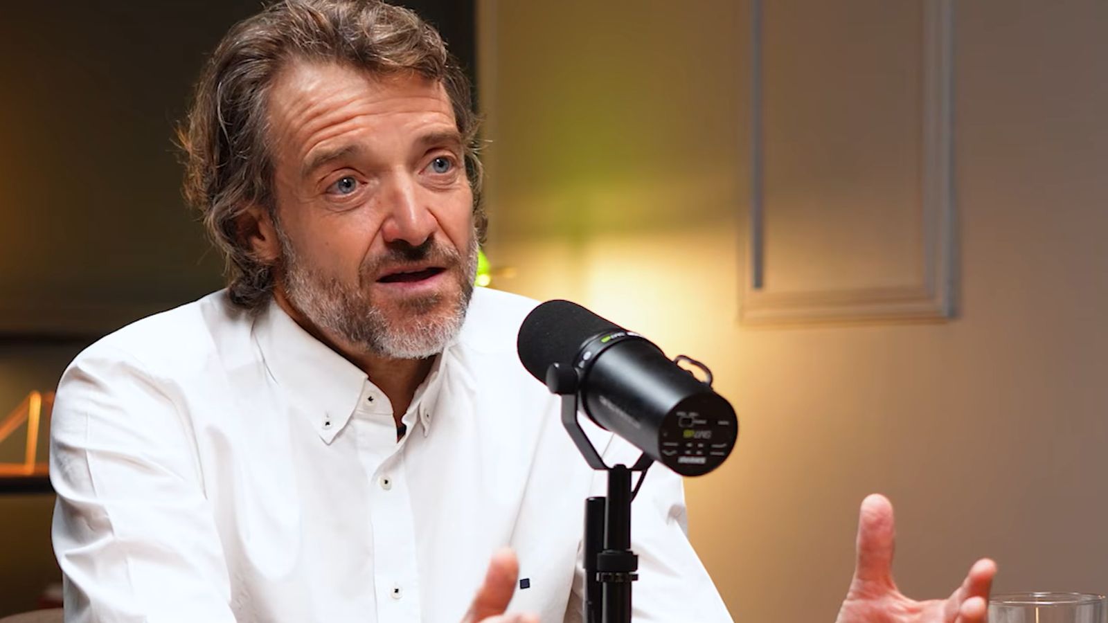 Javier Albares, doctor del sueño: "El secreto de un descanso real no es irte a dormir cansado, sino empezar a cambiar esto de tus noches antes de que llegue el cansancio"
