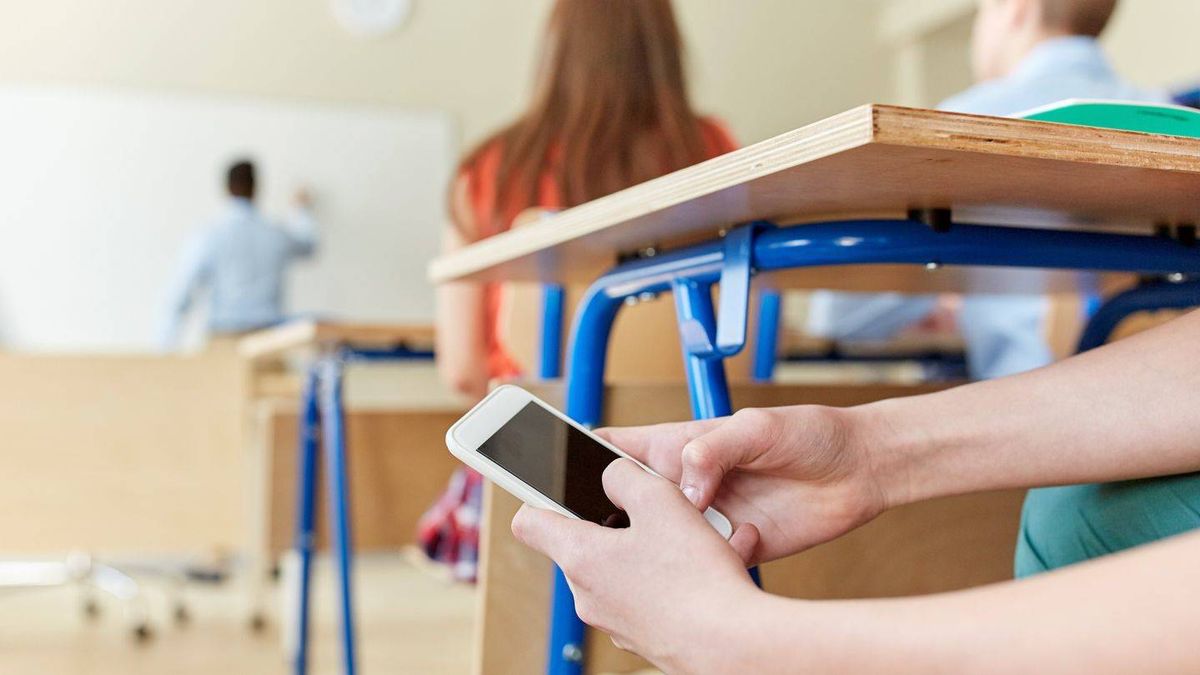 El Gobierno estudia prohibir el uso del móvil a los alumnos en centros escolares