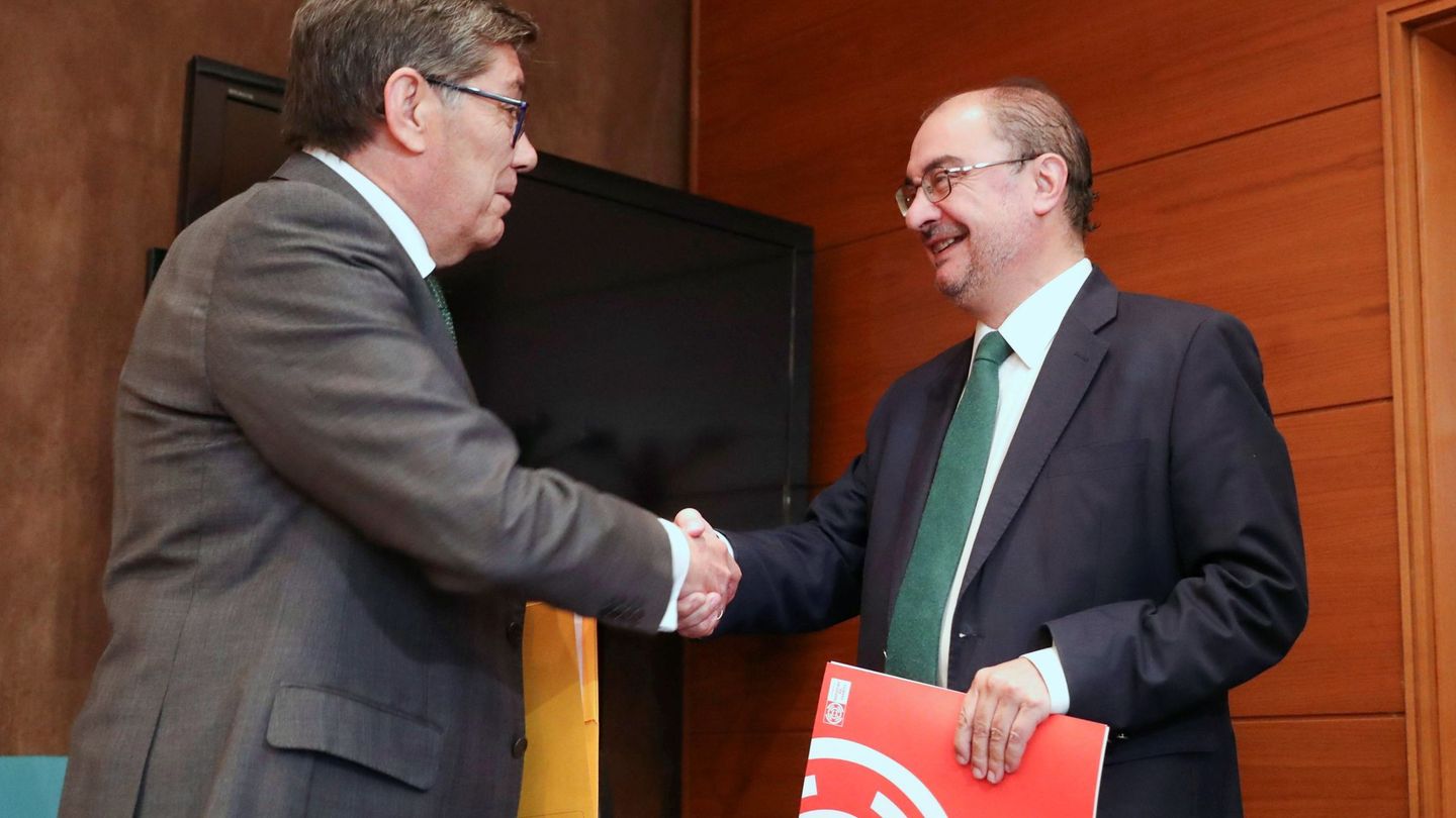 El secretario general del PSOE aragonés, Javier Lamban (d), y el presidente del PAR, Arturo Aliaga (i). (EFE)