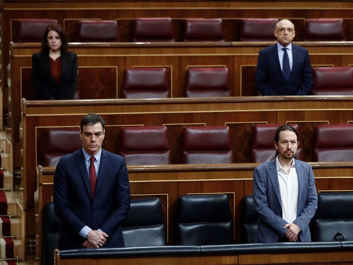 Foto: El presidente del Gobierno, Pedro Sánchez (i, abajo) y el vicepresidente segundo, Pablo Iglesias (2i, abajo), guardan un minuto de silencio al inicio del último pleno del Congreso. (EFE)