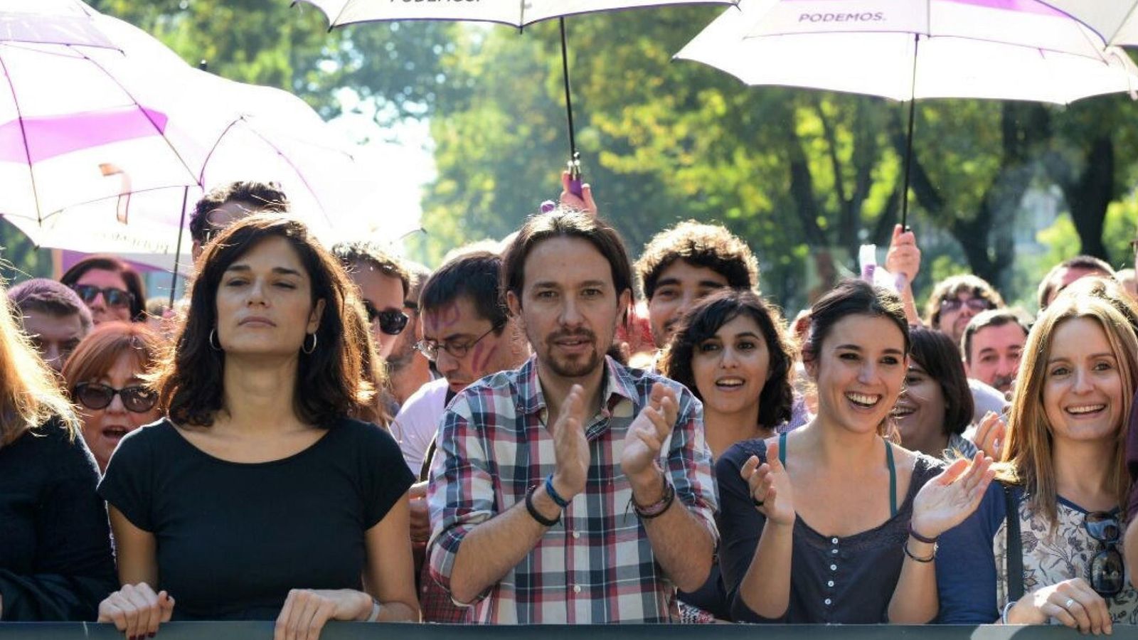 Foto: Pablo Iglesias, junto a miembros del partido durante la marcha nacional de pasado sábado contra las violencias machistas.  (Dani Gago)