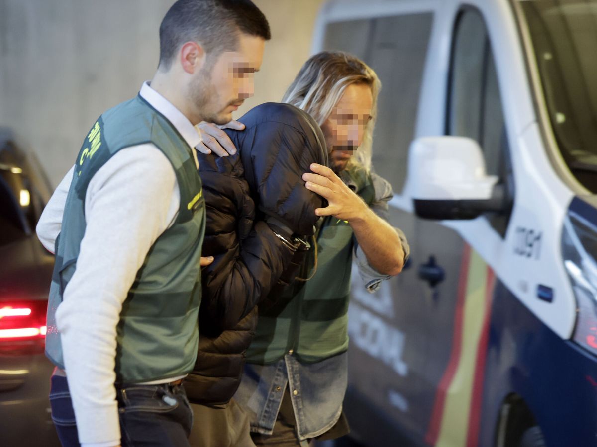Foto: Uno de los detenidos tras el homicidio a tiros de un varón en Arteixo (A Coruña). (EFE/Cabalar)