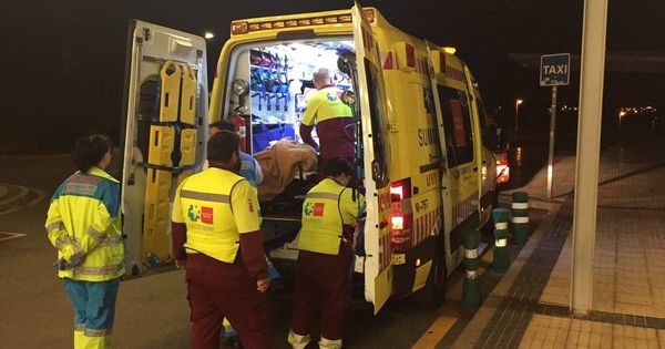 Foto: El momento en el que trasladan en ambulancia a los dos heridos. (112 Comunidad de Madrid)