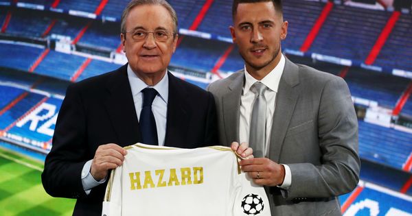 Foto: Florentino Pérez y Eden Hazard posan juntos durante la presentación del segundo como jugador del Real Madrid. (Reuters)