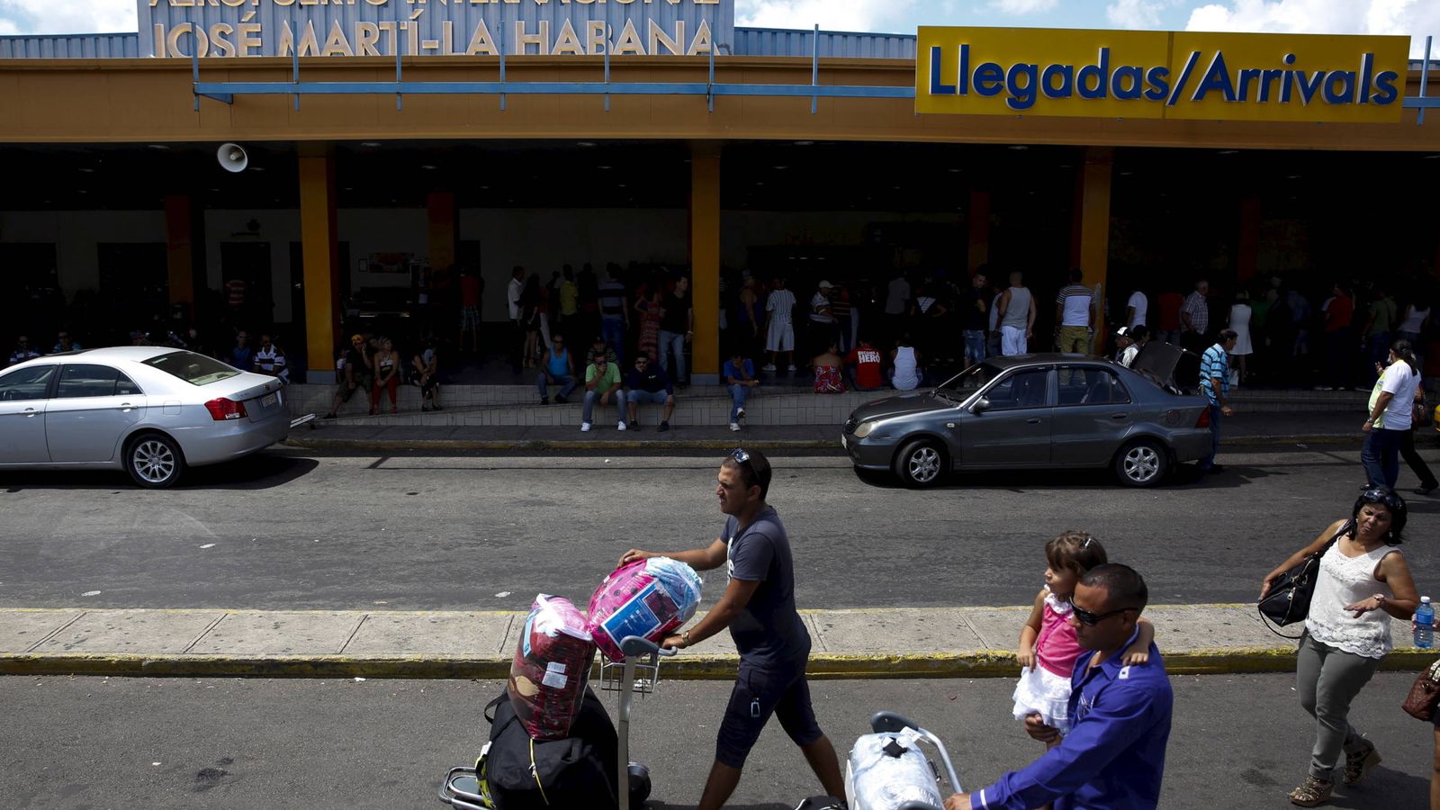 Foto: Pasajeros transportan paquetes a su llegada al aeropuero José Martí de La Habana, en septiembre de 2015. (Reuters)