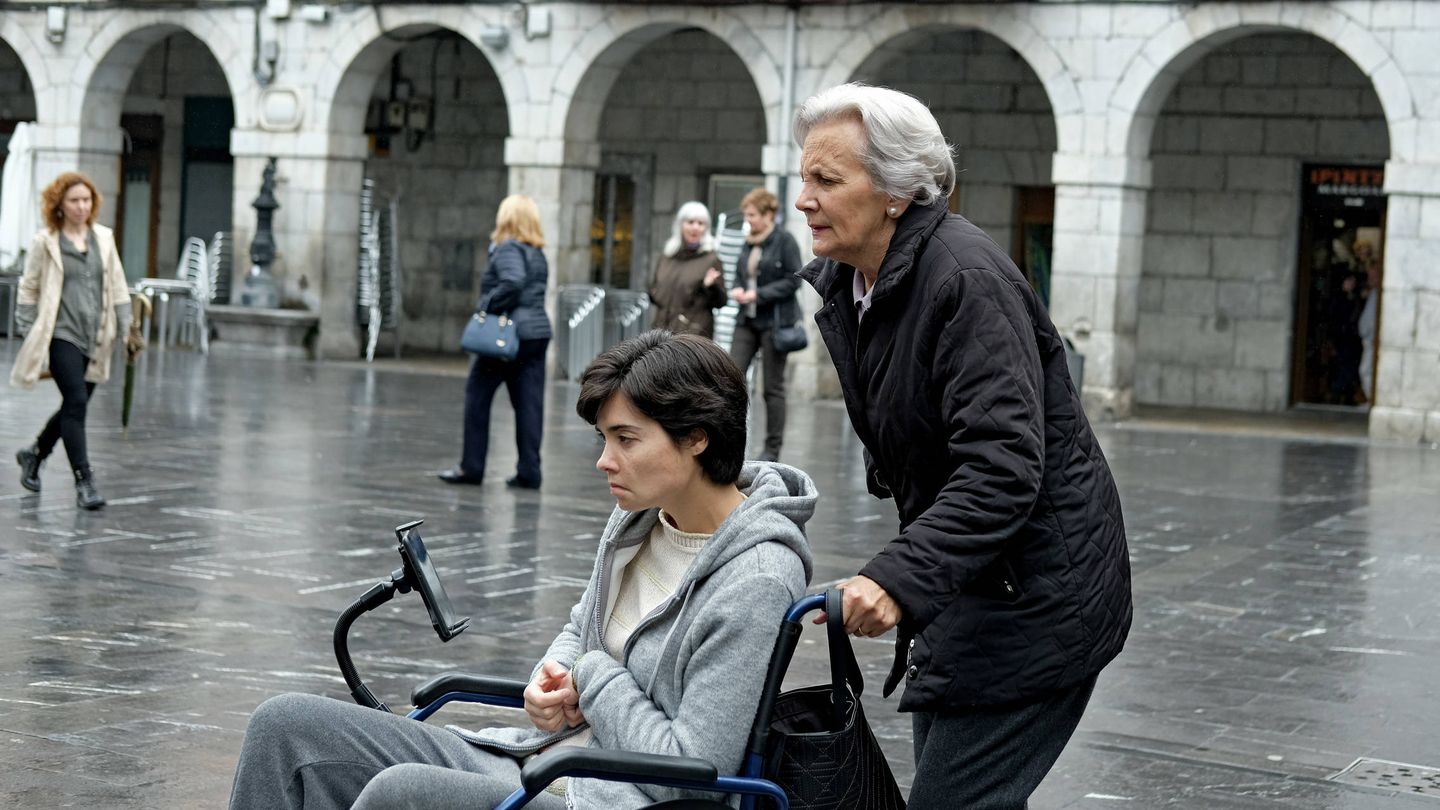 Arantxa (Loreto Mauleón) y Bittori (Elena Irureta) en el quinto episodio de 'Patria'. (Foto de David Herranz. HBO España)
