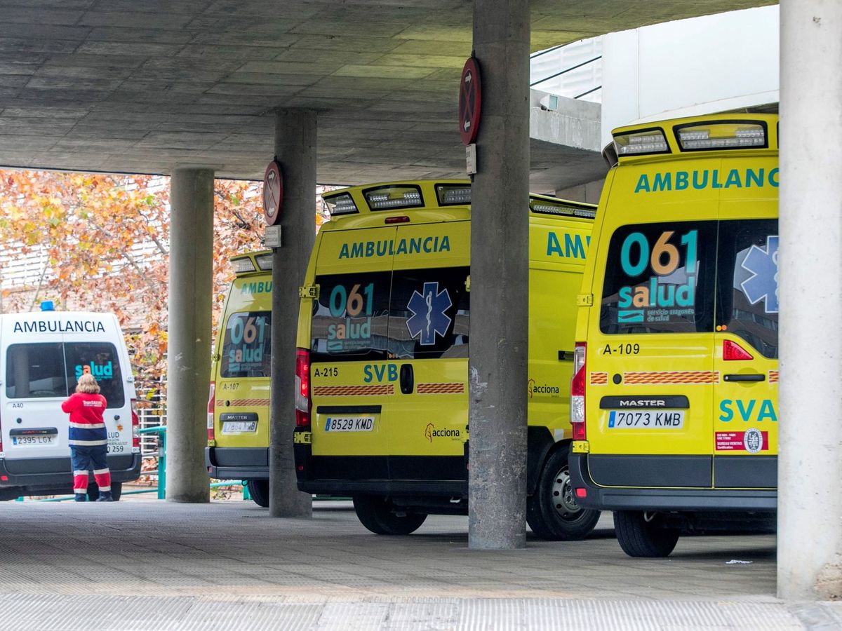 Foto: Ambulancias en la entrada de urgencias del Hospital Clínico Universitario Lozano Blesa de Zaragoza. (EFE/Javier Cebollada)