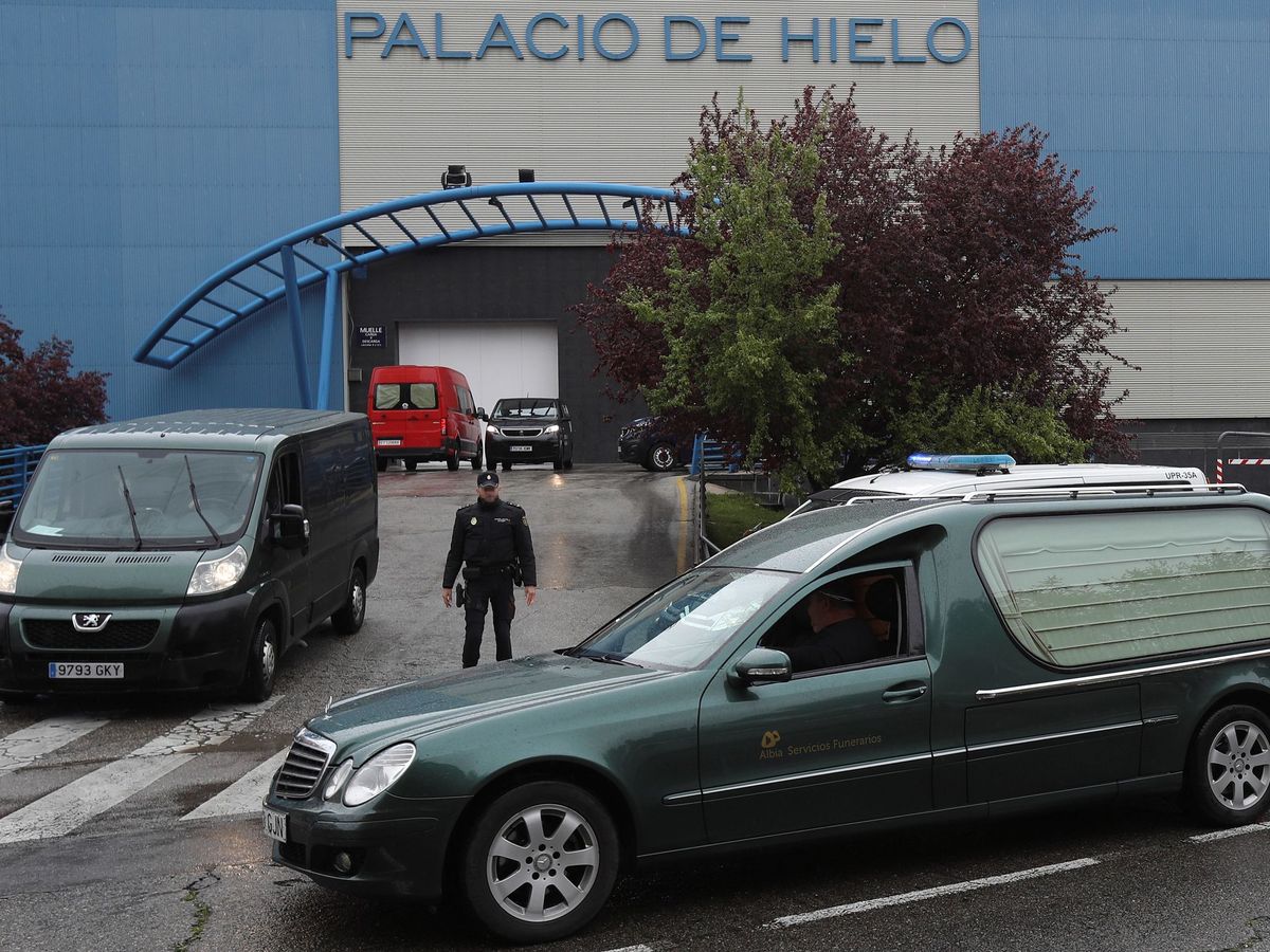 Foto: Un coche fúnebre a las puertas del Palacio de Hielo, habilitado como morgue. (EFE)
