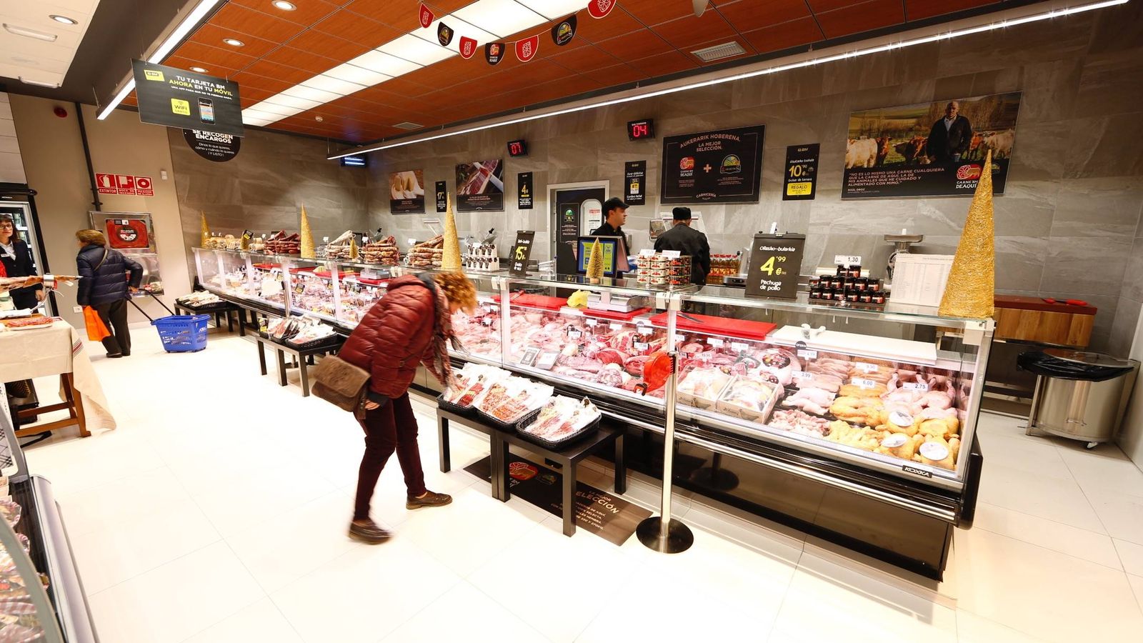 Foto: Una mujer adquiere un producto en la zona de charcutería de un supermercado BM. (EC)
