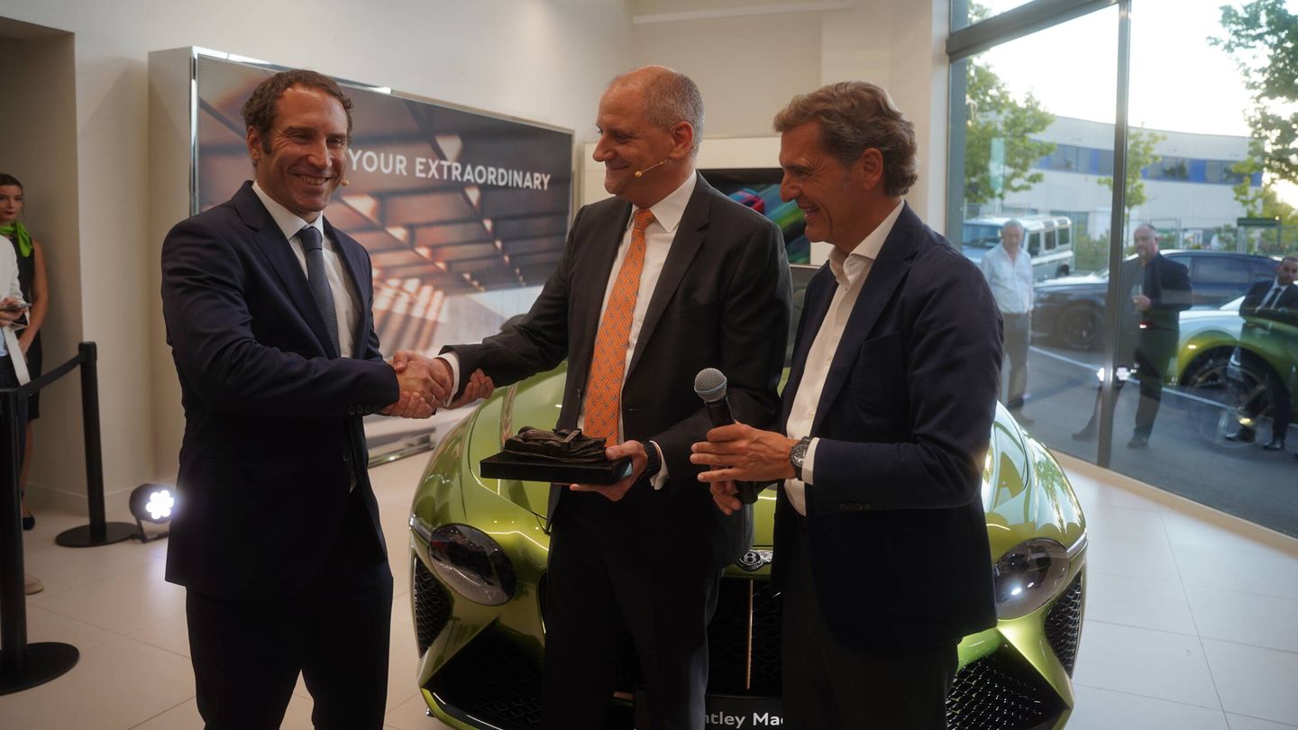En el centro, Balazs Rooz, director regional de Bentley Europe, con Julio Trenas y Jorge Belzunce, de Astara.