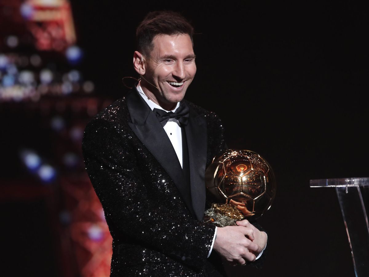 Foto: Leo Messi y su séptimo Balón de Oro. (Reuters/Benoit Tessier)