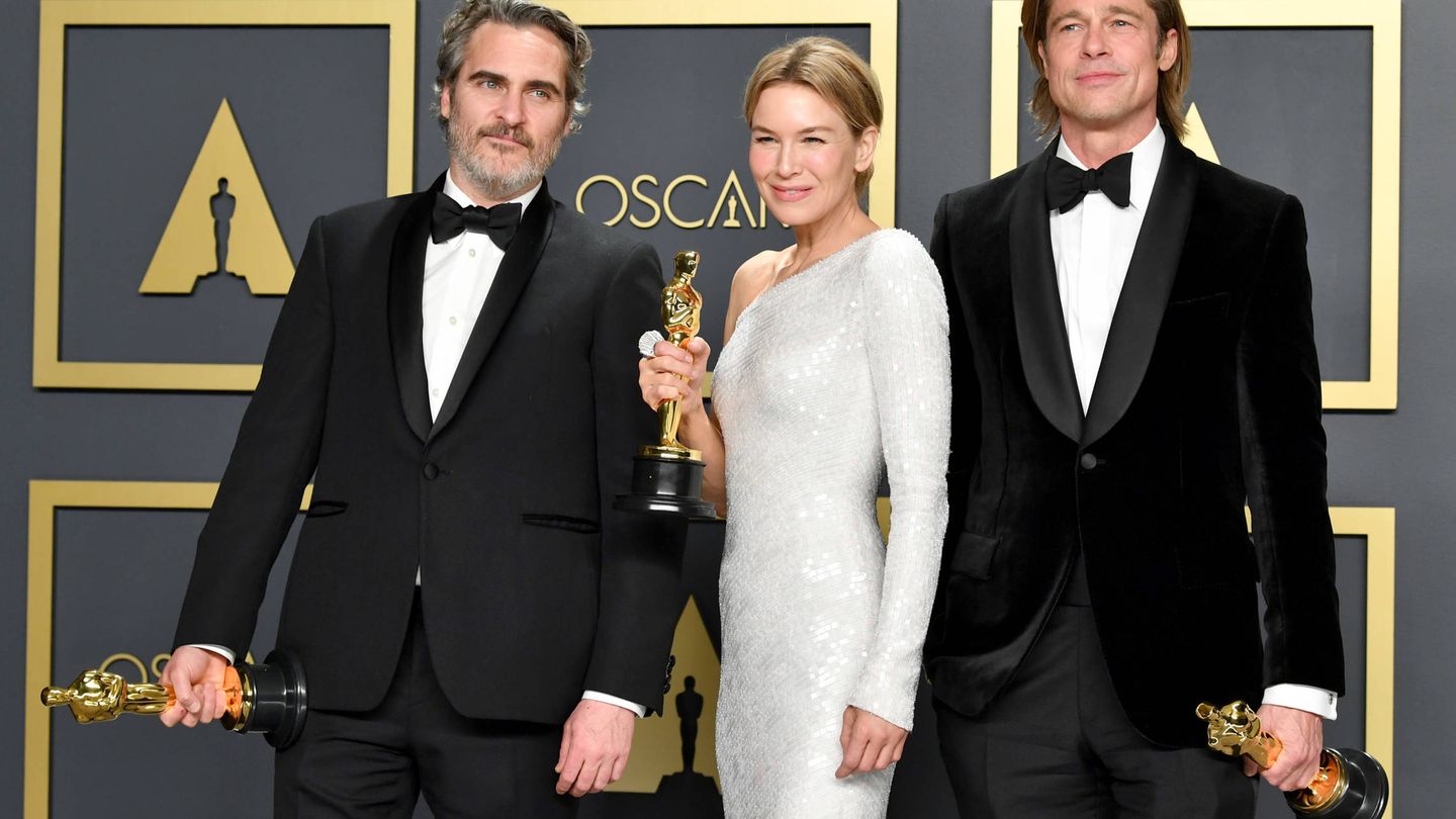 Joaquin Phoenix, junto a los también ganadores Renée Zellweger y Brad Pitt. (Getty)