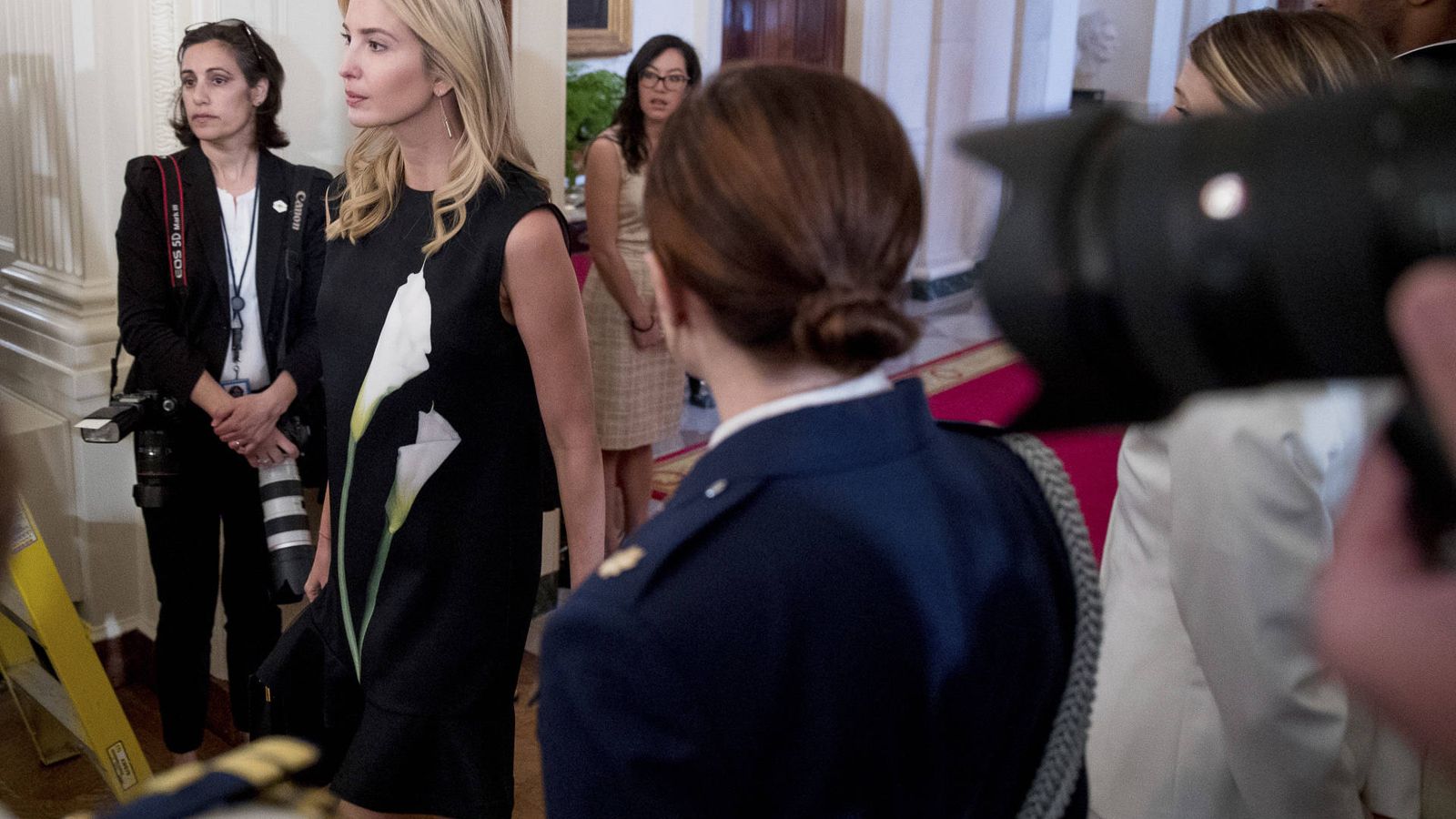 Foto: Ivanka Trump con el vestido de Victoria Beckham para Target durante un acto celebrado en la Casa Blanca. (Gtres)
