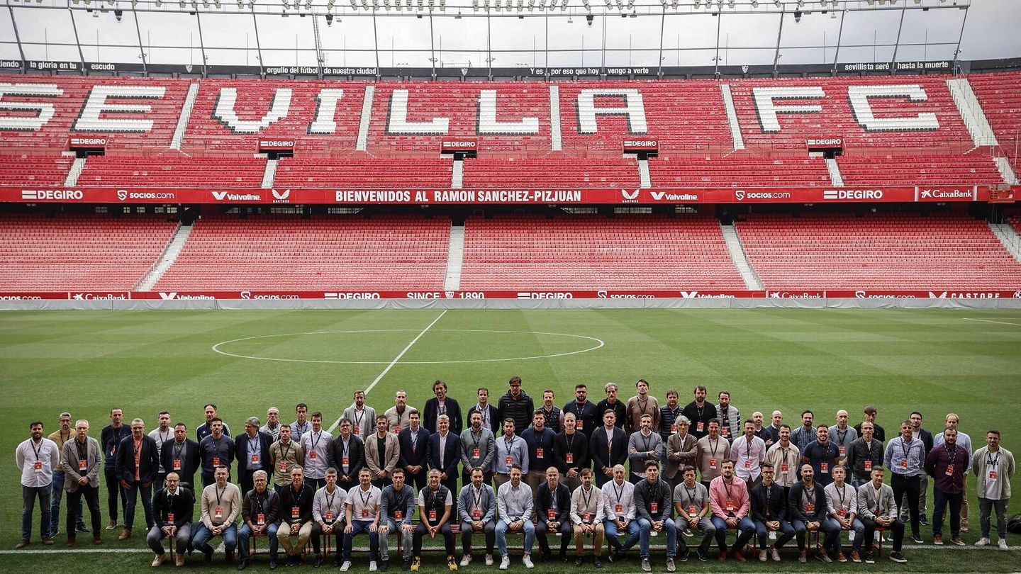 Foto de familia de los responsables de los clubes de LaLiga que se dieron cita en el encuentro celebrado en Sevilla. (LaLiga)