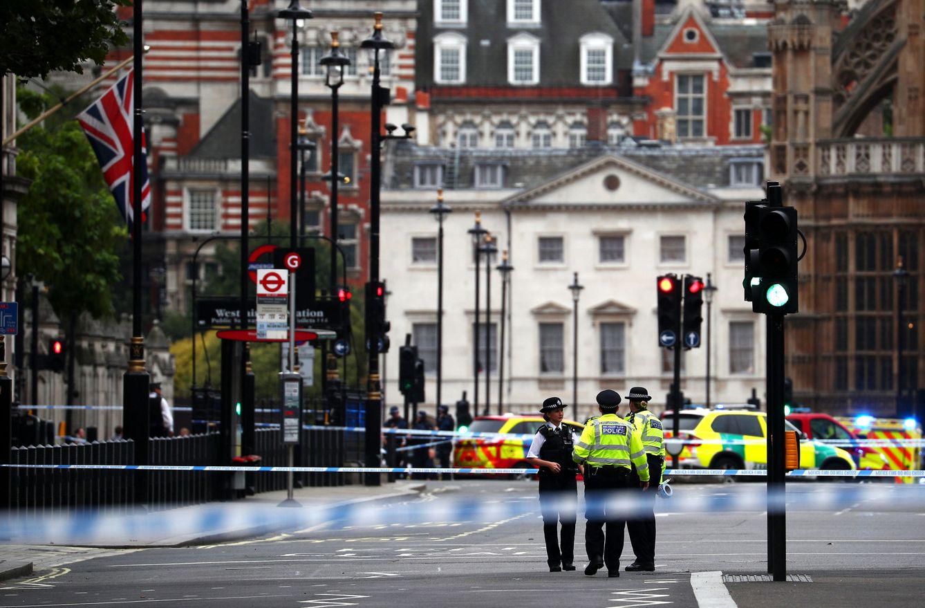 Varias calles británicas cerradas tras chocar un vehículo contra las barreras de Westminster. (Reuters)
