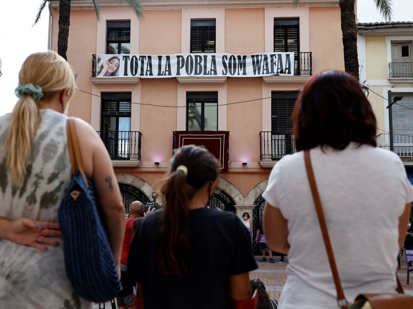 Vecinos de La Pobla Llarga (Valencia), guardan un minuto de silencio por el asesinato de Wafaa Sebbah. Foto: Efe