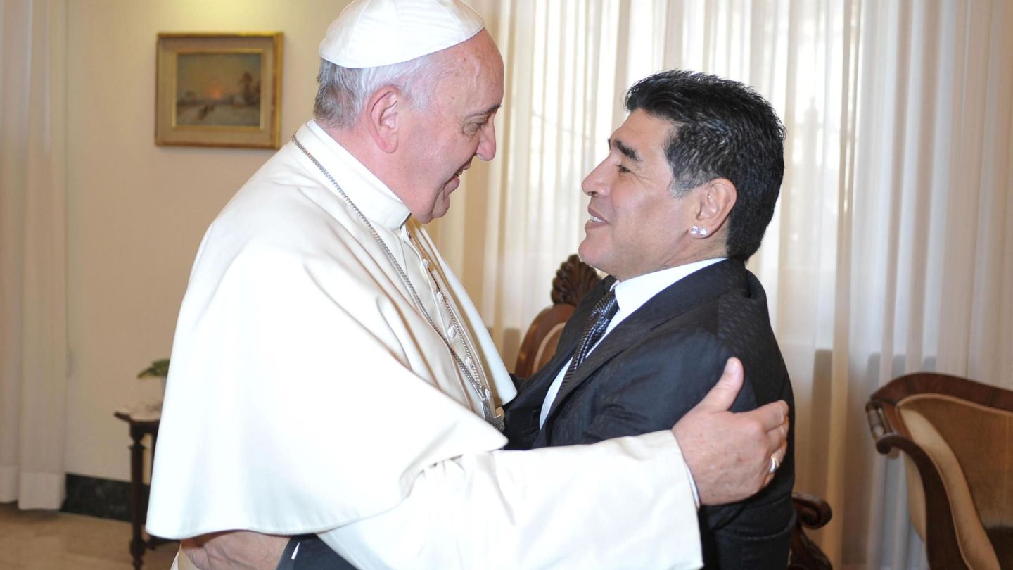El papa Francisco y el futbolista Maradona. (EFE) 