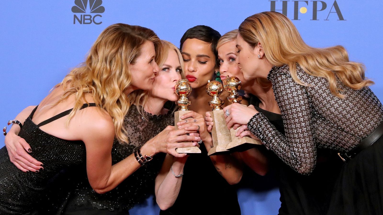 Foto: Las protagonistas de 'Big Little Lies' besan sus Globos de Oro. (Reuters)
