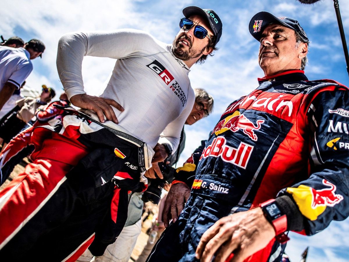 Foto: Carlos Sainz y Fernando Alonso en el Rally de Marruecos. (EFE)