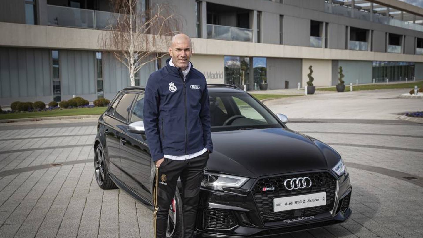 Zinédine Zidane delante de su nuevo Audi RS3.