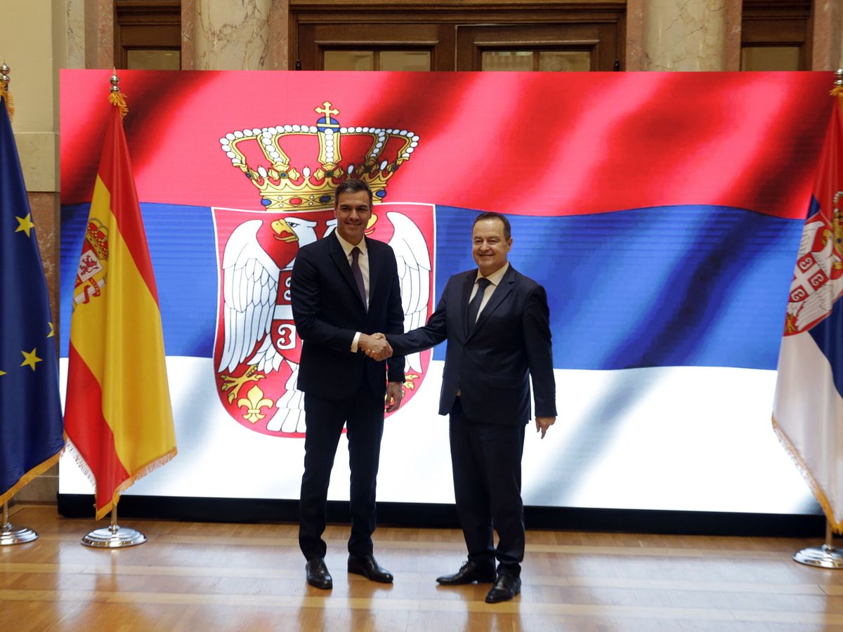 Foto: Pedro Sánchez estrecha la mano del presidente del Parlamento serbio, Ivica Dacic. (EFE/Andrej Cukic)