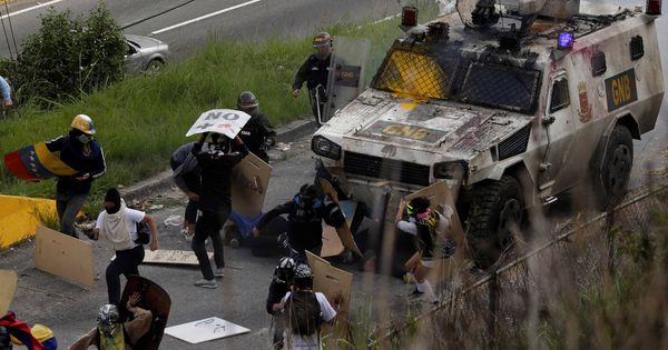Foto: Un vehículo de las fuerzas de seguridad arrolla a unos manifestantes durante enfrentamientos en Caracas. (Reuters)