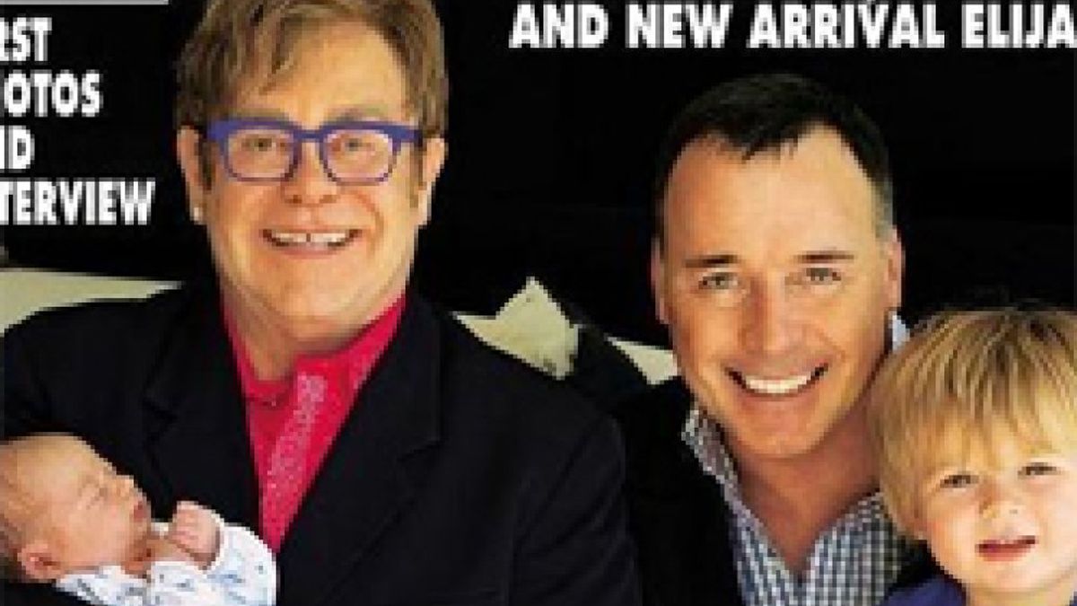 Elton John presenta a su hijo en la revista Hello