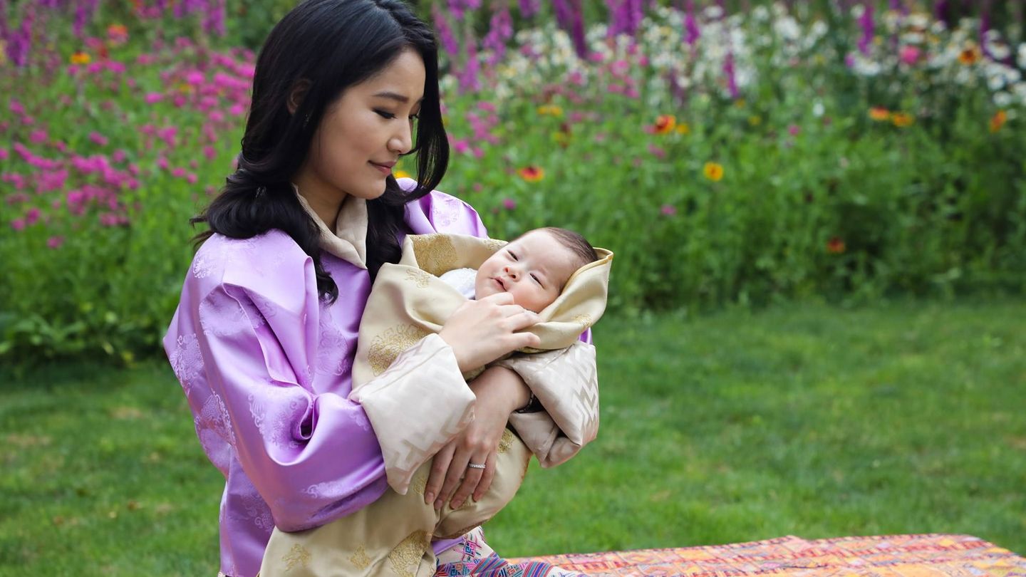 La reina de Bután, madre feliz, con su bebé en brazos. (Royal Offce for Media).