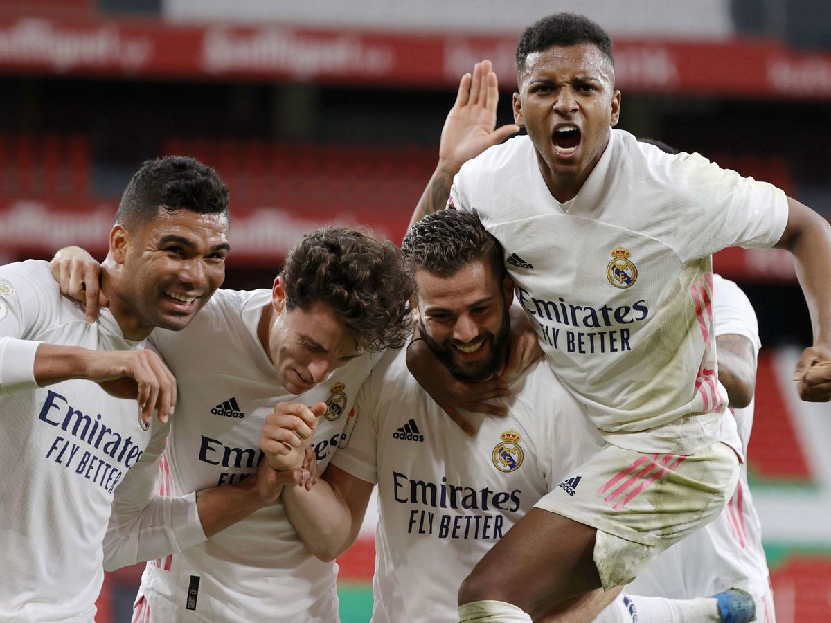 Foto: Los jugadores del Real Madrid celebran el gol de Nacho en San Mamés. (Efe)