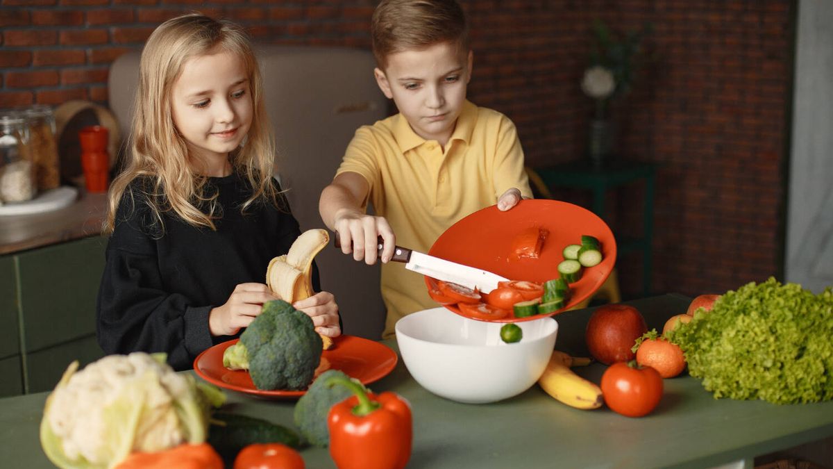 Cómo explicar a tus hijos por qué hay que comer verduras y pescado (y que les apetezca hacerlo)