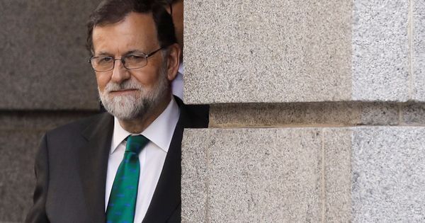 Foto: Rajoy sale del congreso tras la primera sesión del debate de la moción de censura | EFE