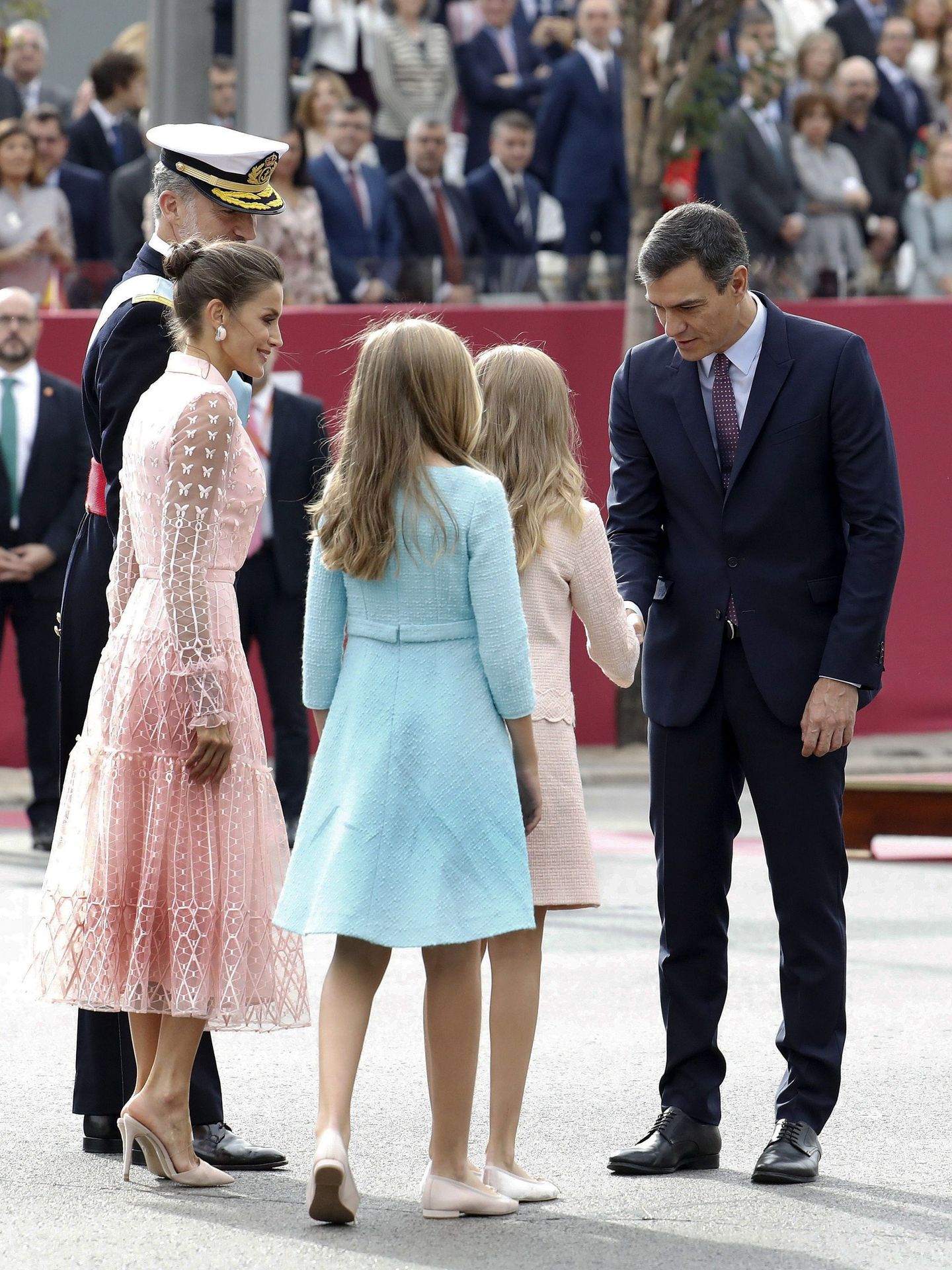 Pedro Sánchez, recibiendo a la Familia Real