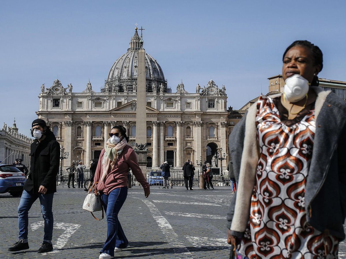 Foto: Fieles con mascarillas en el Vaticano. (EFE)